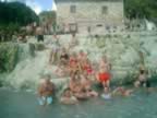 Il gruppo di ciclisti norvegesi Trine a Saturnia (19kb)